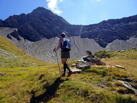 Verso il ghiaione e le rocce finali del Colle del Battaglione Aosta (2882 m).