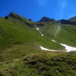 Il pendio erboso a metà strada della salita al Colle del Battaglione Aosta (2882 m).