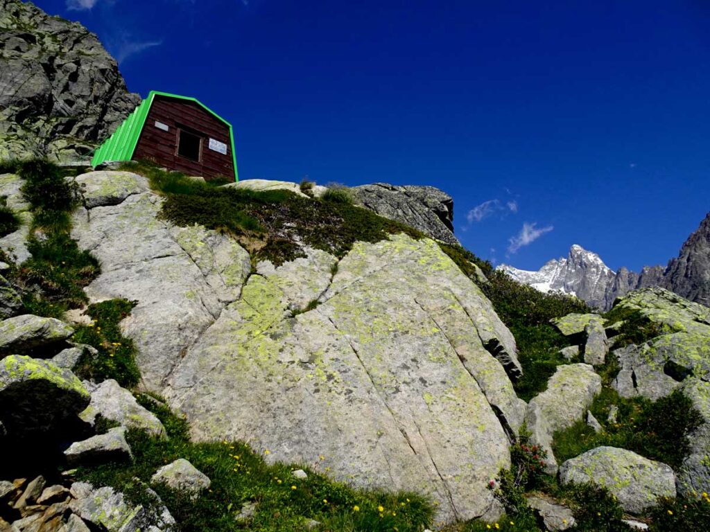 Arrivo al Bivacco Gianni Comino (2434 m), con l'Aiguille de Triolet sullo sfondo.