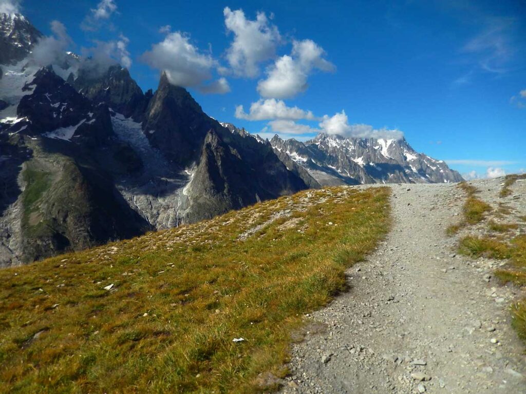 La spalla sulla cresta del Mont Favre, in Val Veny, uno dei punti più panoramici di tutto il Tour du Mont Blanc.