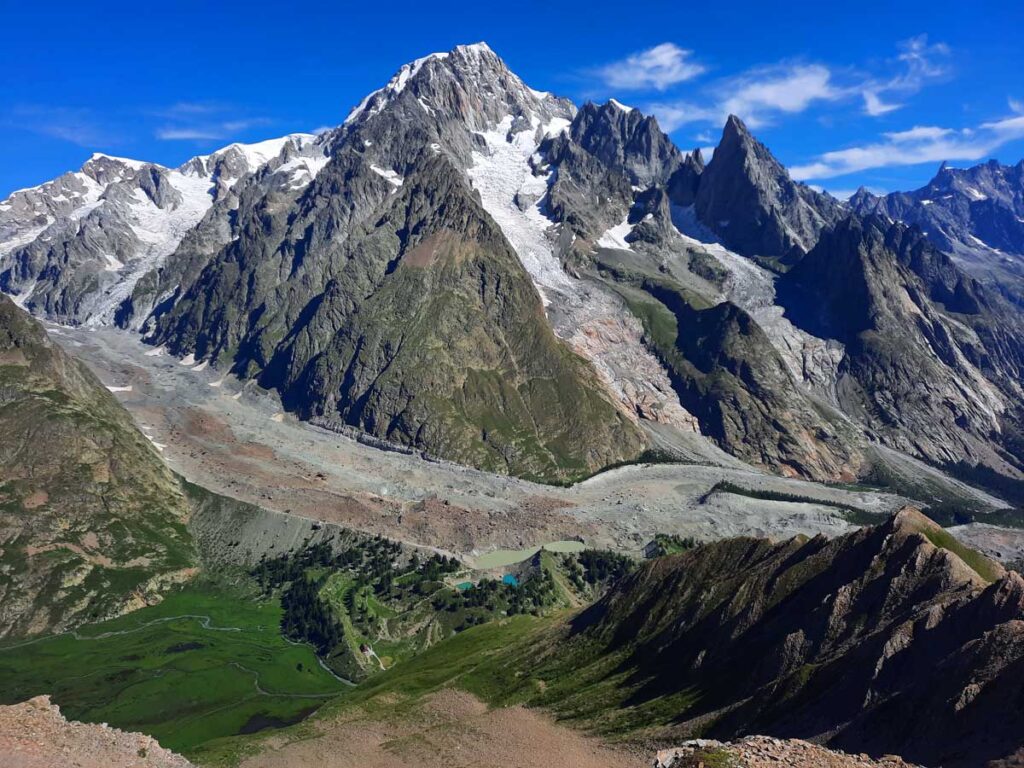 Veduta del Monte Bianco dalla spianata del Mont Fortin (2755 m), in Val Veny.