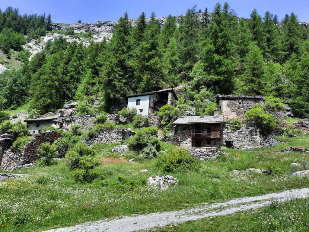Baite e case ristrutturate a Tsapy (1619 m), in Val Sapin.
