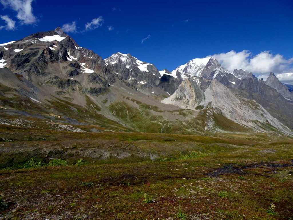 Traversata dal Col Chavannes al Col de la Seigne, con il Monte Bianco sullo sfondo.