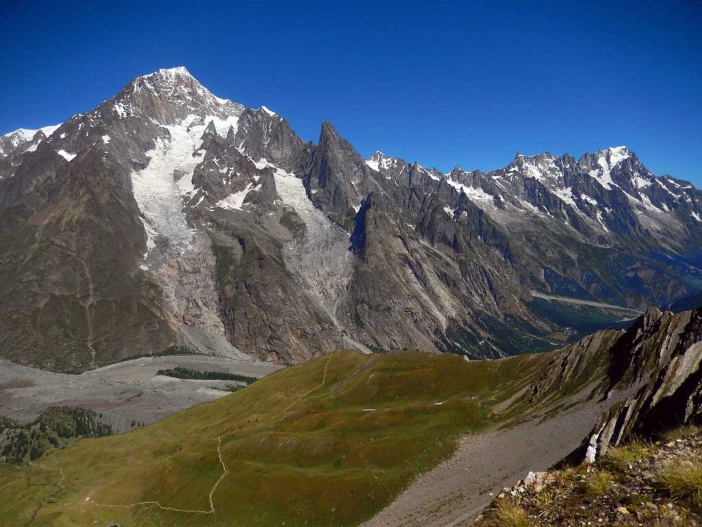 Il Monte Bianco e la Val Veny dalla cresta che conduce al Mont Fortin.