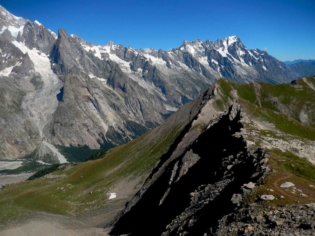 Percorso in cresta tra il Col de la Youla e Mont Fortin, in faccia alla catena del Monte Bianco.