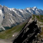 Percorso in cresta tra il Col de la Youla e Mont Fortin, in faccia alla catena del Monte Bianco.