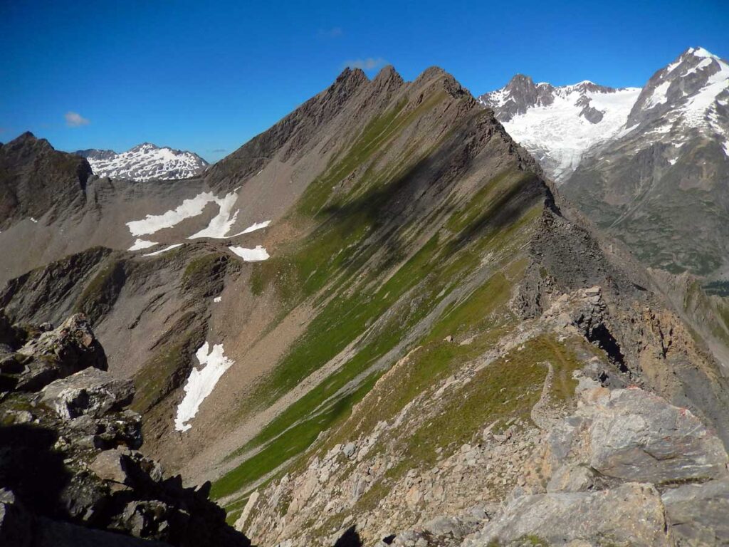 Sentiero al Col de Charmonts (2781), sulla emozionante cresta tra il Col de la Youlaz e il Mont Fortin.