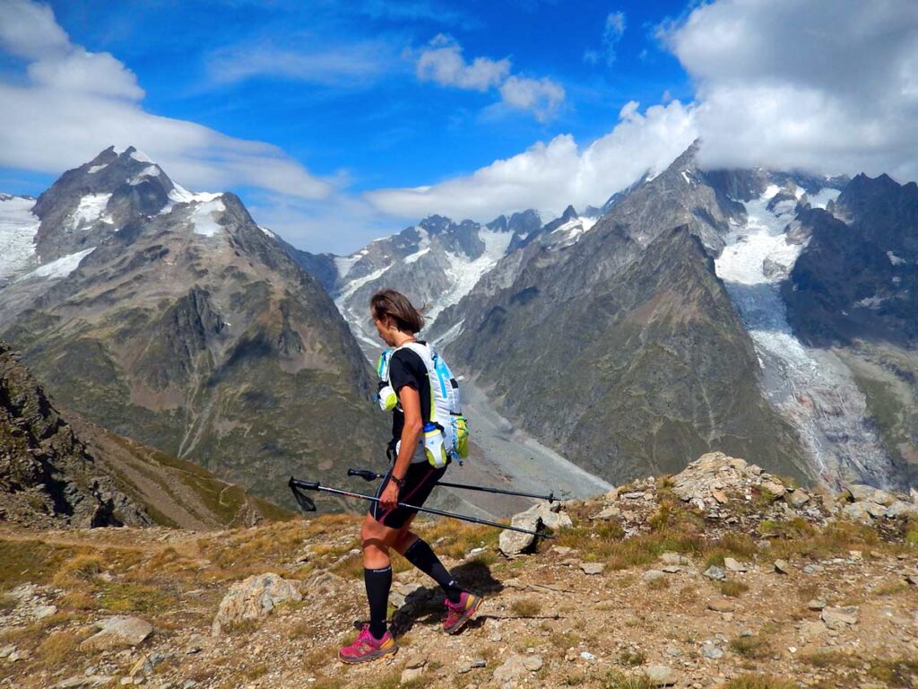 Trail runner del GTC55 in cresta tra il col Berrio Blanc e Mont Fortin.