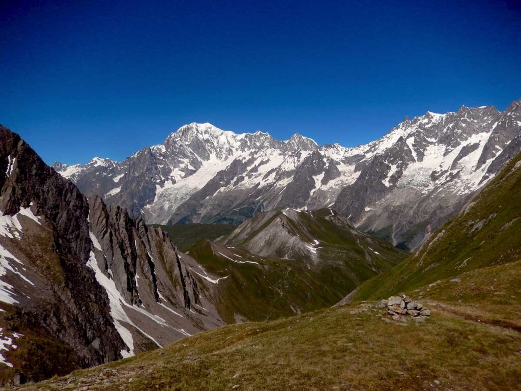 Il panoramico ripiano, alla base della salita finale al Colle del Battaglione Aosta (2882 m).
