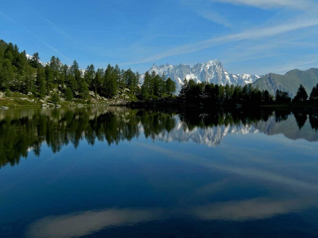 Le acque scintillanti del lago d'Arpy (2062 m), con le cime del Monte Bianco sullo sfondo.