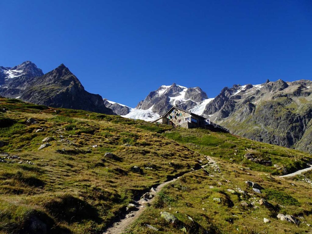 Il Rifugio Elisabetta Soldini (2195 m) in Val Veny, con l'Aiguille de Trelatête sullo sfondo.