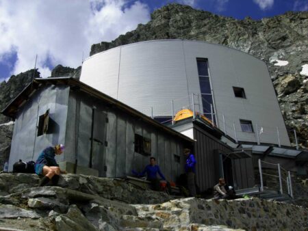 La costruzione in legno e metallo del Rifugio Gonella (3071 m), in Val Veny.