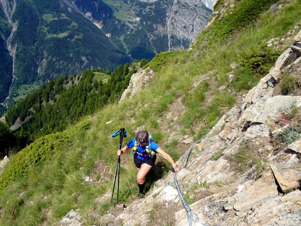 Passaggio attrezzato con catena sulla cresta del Mont Cormet (2476 m), sopra Courmayeur.