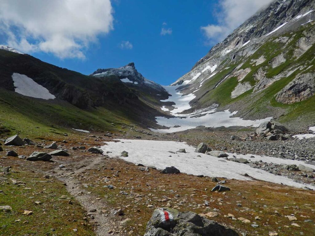 Ultimo tratto della salita al Col du Petit Ferret (2485 m), dal versante svizzero