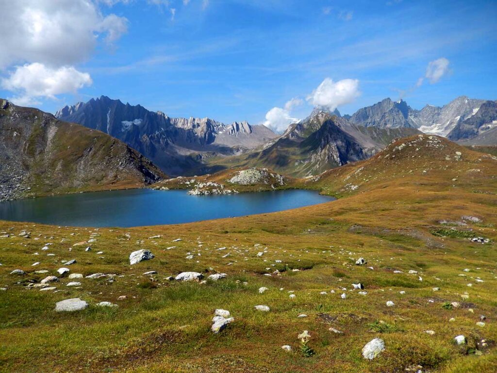 I Lacs Fenêtre con il Monte Bianco e le Grandes Jorasses sullo sfondo.
