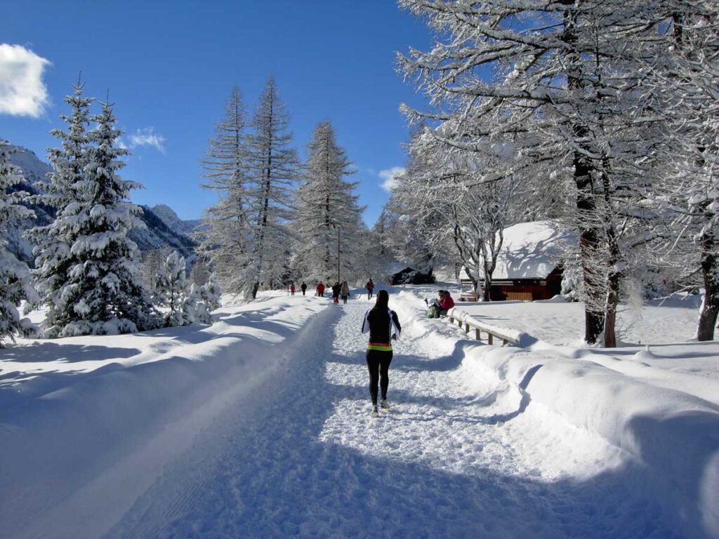 Corsa su strada in inverno in Val Ferret, tra Lavachey e Planpincieux.