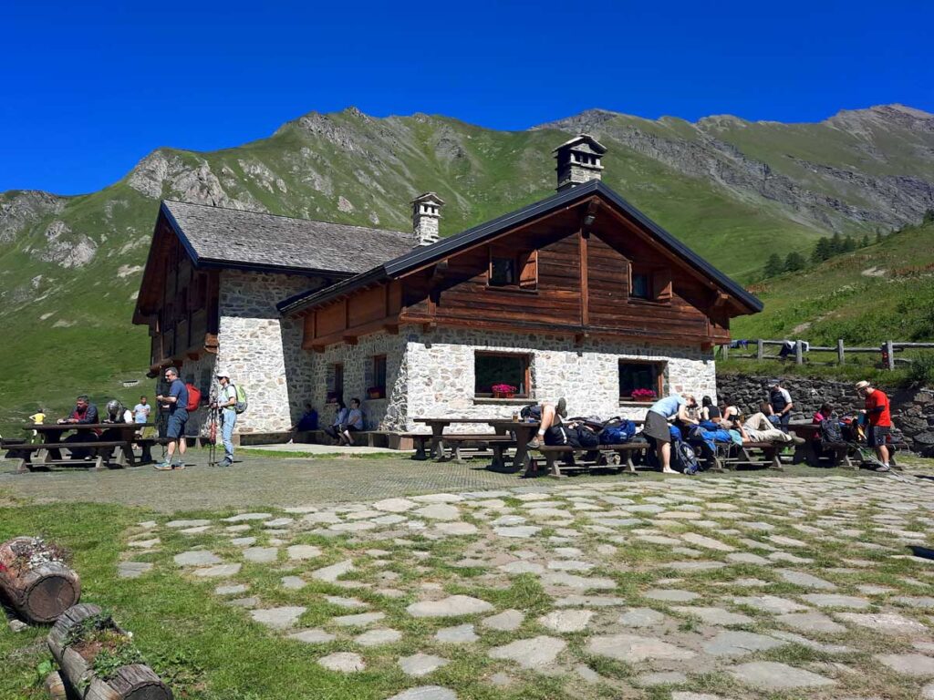 Il Rifugio Bonatti (2021 m), in Val Ferret.
