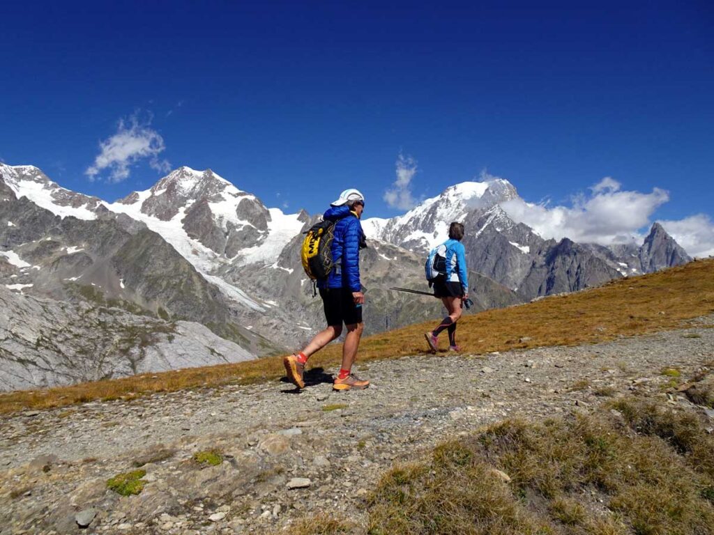 Passaggio al Col Chavannes (2598 m), con la catena del Monte Bianco sullo sfondo.