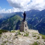 La statua della Madonna della Pace in vetta al Mont Chétif (2343 m), con la Val Ferret e la Val Sapin sullo sfondo.