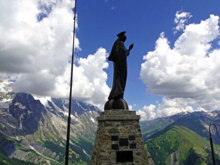 La statua della Madonna della Pace, sulla vetta del Mont Chétif (2343 m).