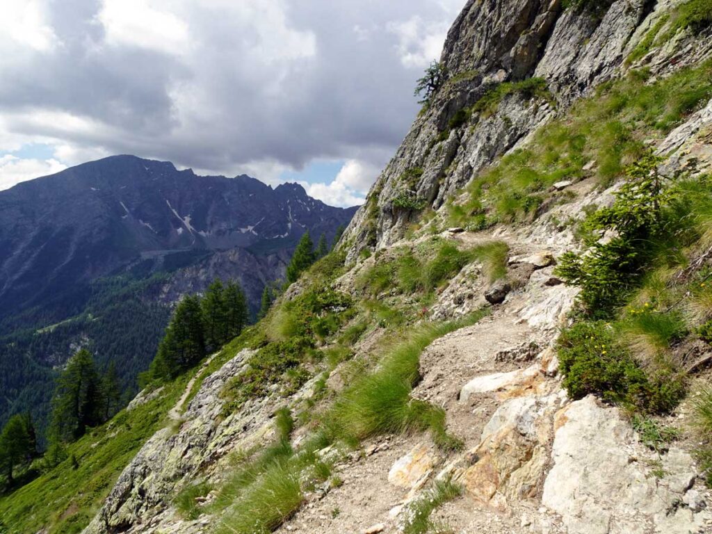 Tratto in traverso sul sentiero attrezzato del Mont Chétif, sopra Courmayeur.