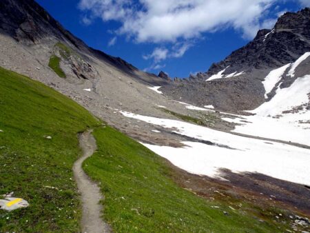 Il vallone superiore di Malatra, con il sentiero che porta al Col de Malatra (2925 m).