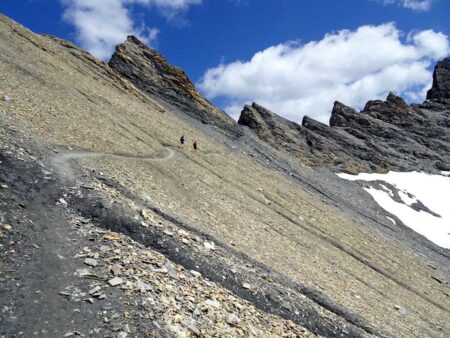 La lunga salita in traverso che porta al Col de Malatra (2925 m).