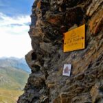 Simbolo dell'Alta Via 1 sul cartello di località al Col de Malatra (2925 m).