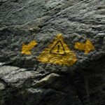 Simbolo dell'Alta Via 1 e frecce gialle, sul sentiero dal Rifugio Bonatti al Col de Malatra (2925 m).