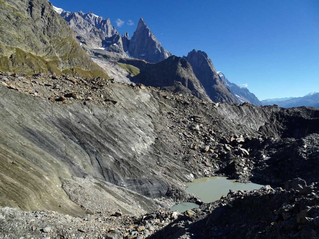 La colata del ghiacciaio del Miage a picco sul Lac de Miage (2015 m).