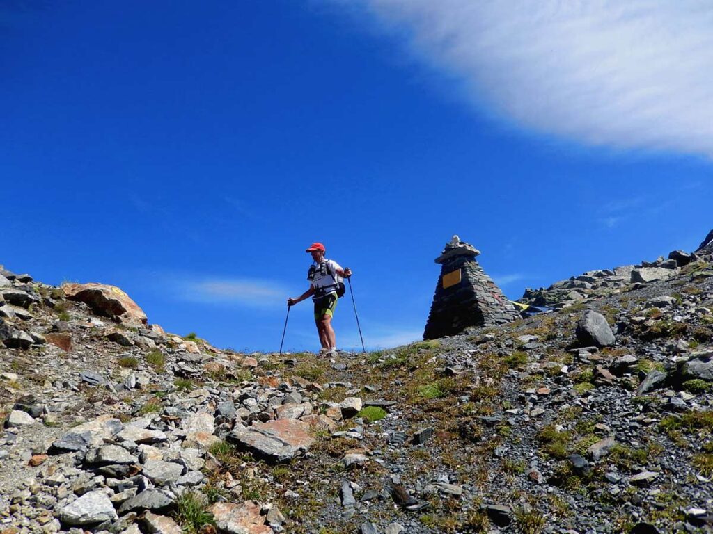 Trail runner al Passo Alto (2856 m), sul percorso dell'Alta Via 2.