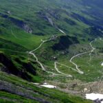 Ultimi tornanti di sterrata prima del Rifugio Elena (2066 m), dal sentiero per il Col Petit Ferret.