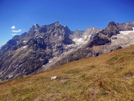 Panorama dal Col Grand Ferret (2537 m), con le Grandes Jorasses e il Mont Greuvetta.