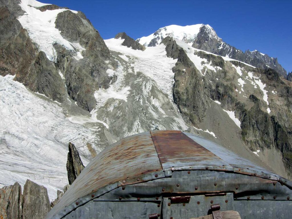 Il tetto del Bivacco Adolfo Hess (2958 m), con il Monte Bianco e il Petit Mont Blanc sullo sfondo.