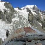 Il tetto del Bivacco Adolfo Hess (2958 m), con il Monte Bianco e il Petit Mont Blanc sullo sfondo.