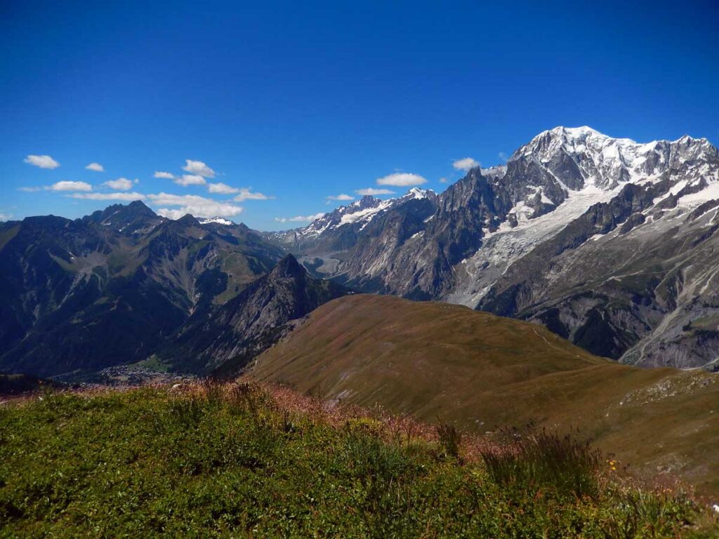 La cresta erbosa del Mont de la Saxe e la Val Veny dalla Tête de la Tronche.
