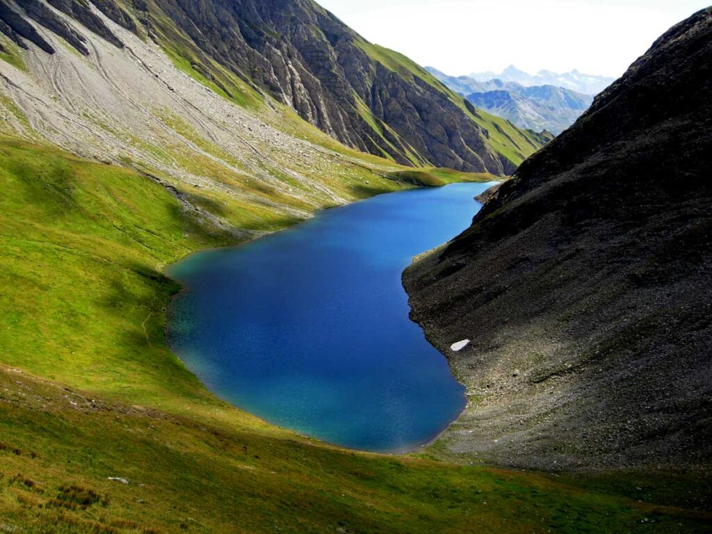 Il magico scorcio del lago dei Licony dal Col de Licony (2671 m).